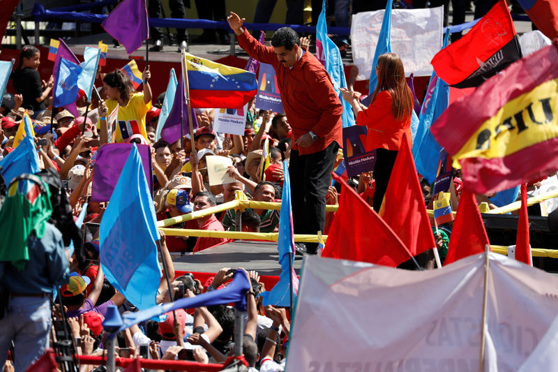 © Reuters. Maduro dança durante comício em Caracas