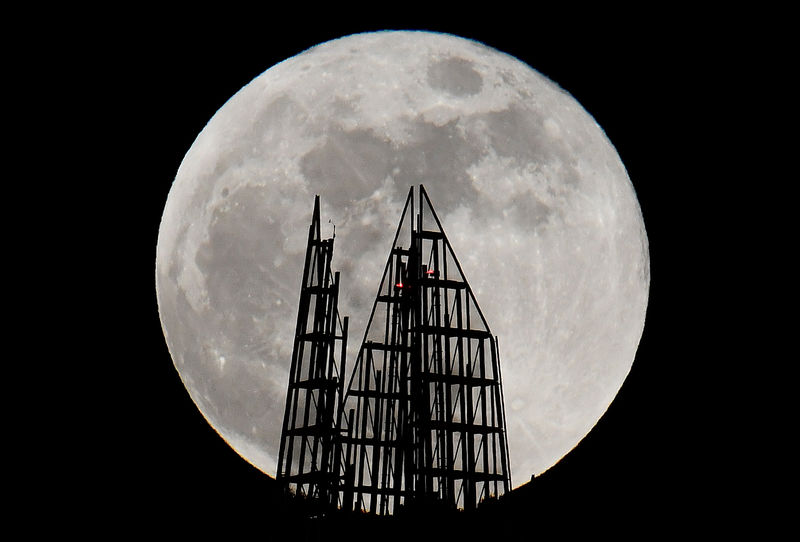 © Reuters. Super Lua vista atrás do prédio Shard em Londres, no Reino Unido