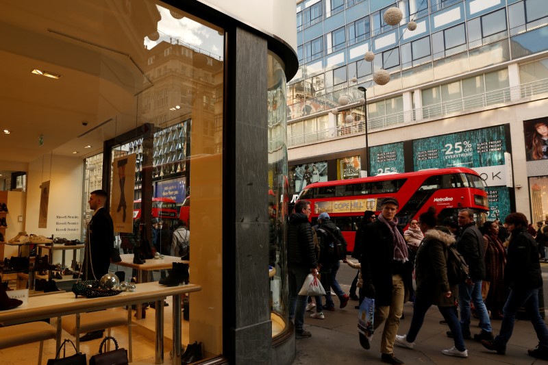 © Reuters. Shoppers walk along Oxford Street in London