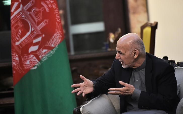 © Reuters. Afghan President Ashraf Ghani speaks during a meeting with US Vice President Mike Pence at the Presidential Palace in Kabul