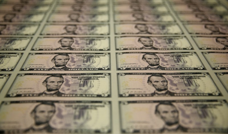 © Reuters. FILE PHOTO - Sheets of Lincoln five dollar bill are seen  at the Bureau of Engraving and Printing in Washington