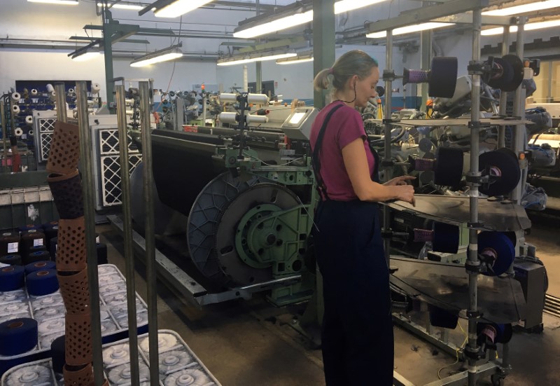 © Reuters. Lavoratrice in fabbrica a Biella.