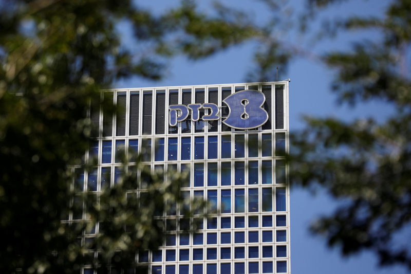 © Reuters. FILE PHOTO: The logo of Bezeq Israeli Telecommunication Corp Ltd, the country's largest telecom group, is seen outside their headquarters in Tel Aviv