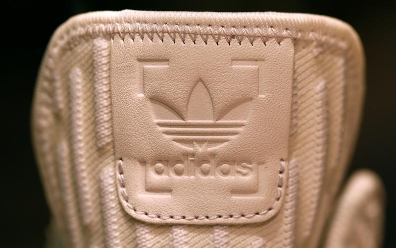 © Reuters. Логотип Adidas на обуви компании в Фюрте