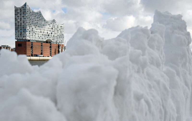 © Reuters. Snow is seen in front of Elbphilharmonie (Philharmonic Hall) in Hamburg