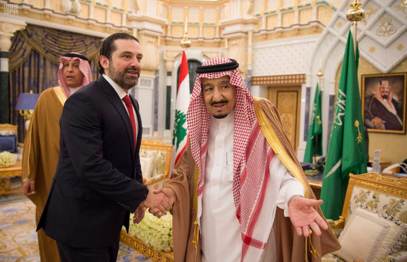 © Reuters. Rei da Arábia Saudita, Salman bin Abdulaziz Al Saud, recebe o primeiro-ministro do Líbano, Saad al-Hariri, em Riad