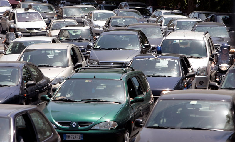 © Reuters. Roma planea prohibir los coches diésel para 2024