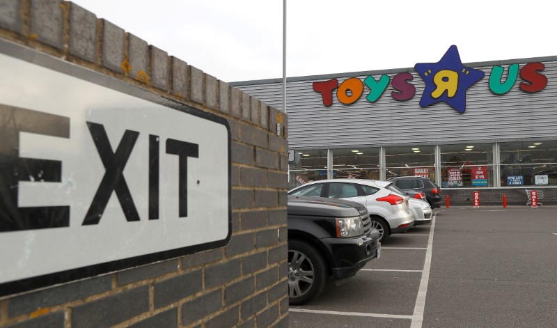 © Reuters. FILE PHOTO: A Toys "R" Us store is seen, in Hayes