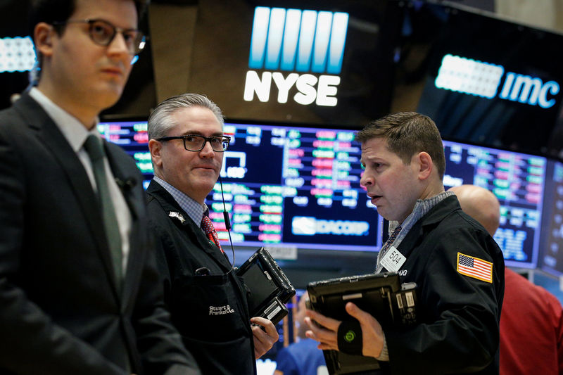 © Reuters. Traders work on the floor of the NYSE in New York