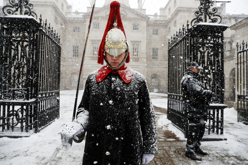 © Reuters. A guardsman stands on duty in the snow at Horse Guards Parade in London