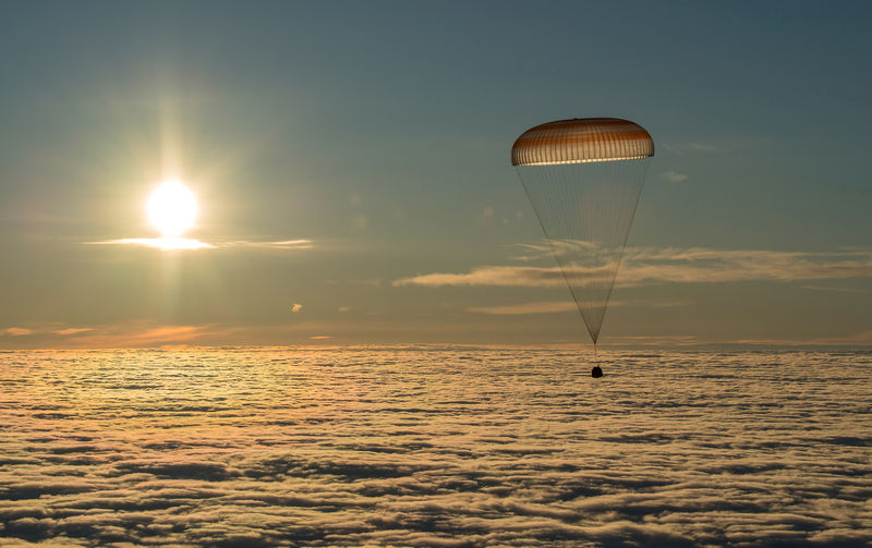 © Reuters. Cápsula Soyuz durante pouso nos arredores de Dzhezkazgan