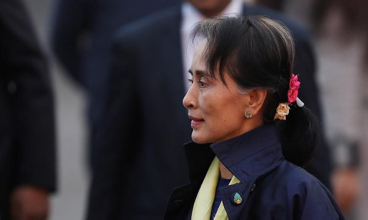 © Reuters. Myanmar's State Counsellor Aung San Suu Kyi walks towards her car after arriving at Air Force Station Palam in New Delhi