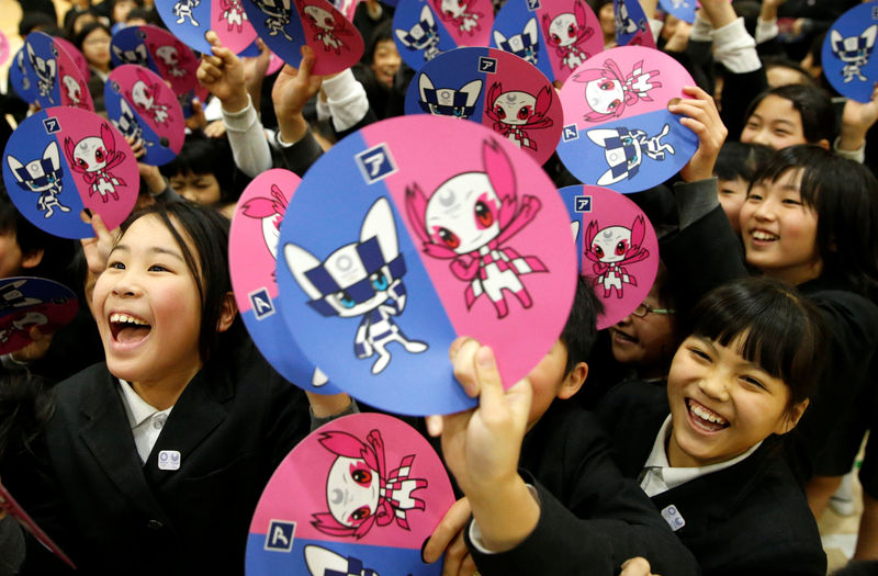 © Reuters. Estudantes seguram ilustrações dos mascotes dos Jogos Olímipicos de 2020, em Tóquio, Japão