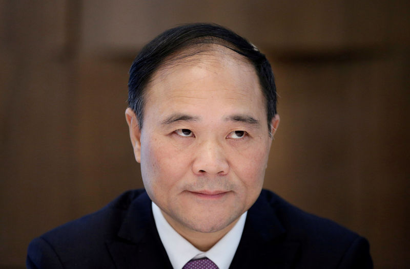 © Reuters. FILE PHOTO: Li Shufu, founder and chairman of Zhejiang Geely Holding Group, attends the Volvo's S90 news conference in Shanghai