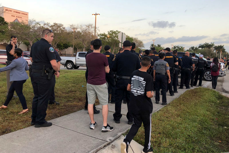 © Reuters. Estudantes se preparam para entrar na escola Marjory Stoneman Douglas pela primeira vez após massacre em Parkland, na Flórida