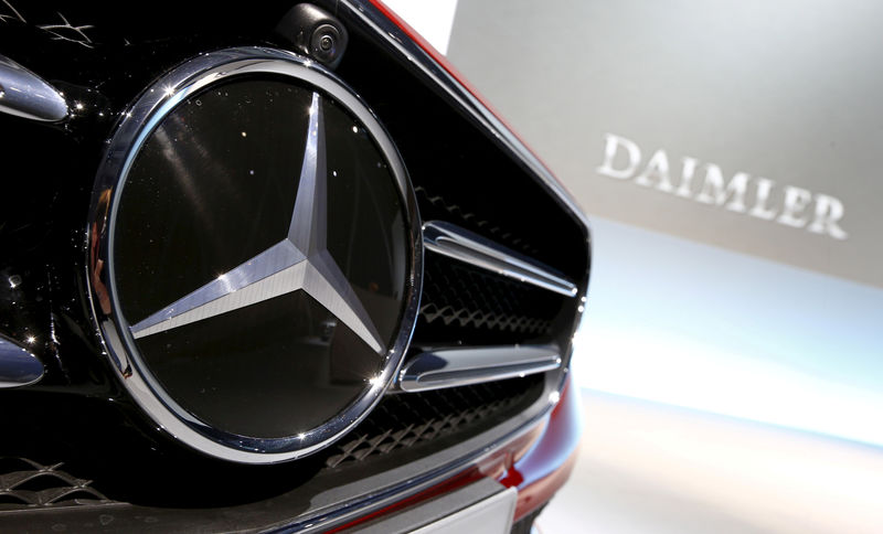 © Reuters. FILE PHOTO:Mercedes-Benz logo pictured before company's annual news conference in Stuttgart