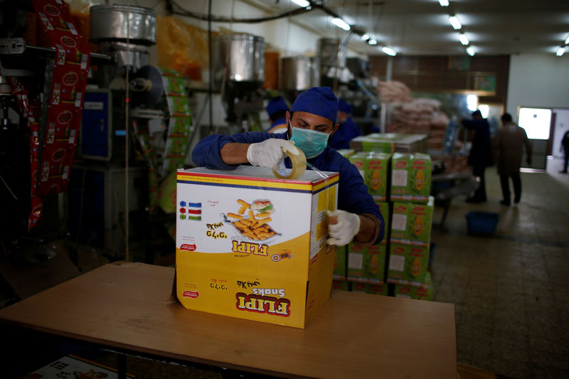 © Reuters. انحدار اقتصاد غزة يجعل الفلسطينيين يواجهون خيارات صعبة