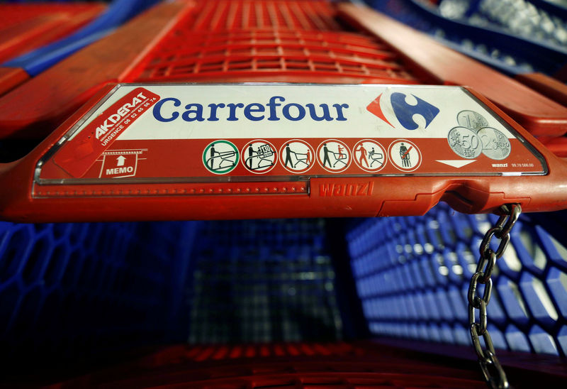 © Reuters. FILE PHOTO - A Carrefour logo is seen on a shopping trolley at a Carrefour Hypermarket store in Montreuil, near Paris
