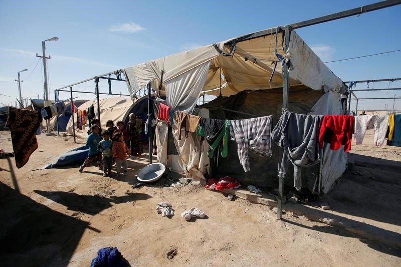 © Reuters. تقرير: إجبار آلاف النازحين العراقيين على العودة لمنازلهم رغم المخاطر