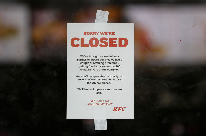 © Reuters. A closed sign hangs on the door of a KFC restaurant after problems with a new distribution system in Coalville