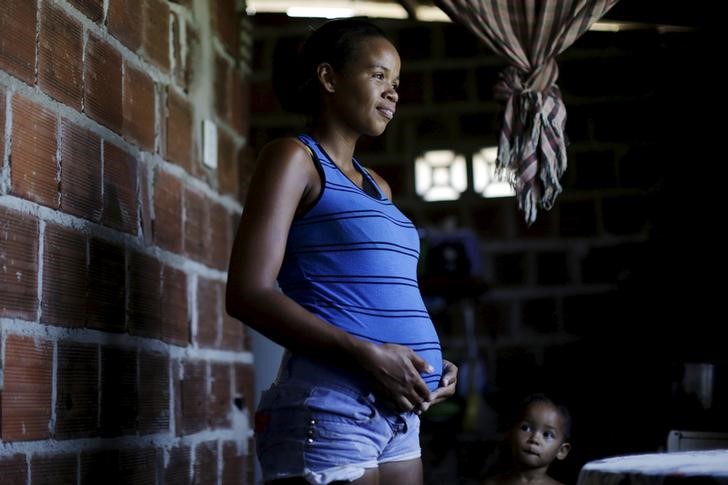 © Reuters. Andreza Maiara Soares, grávida de quatro meses, em favela de Recife