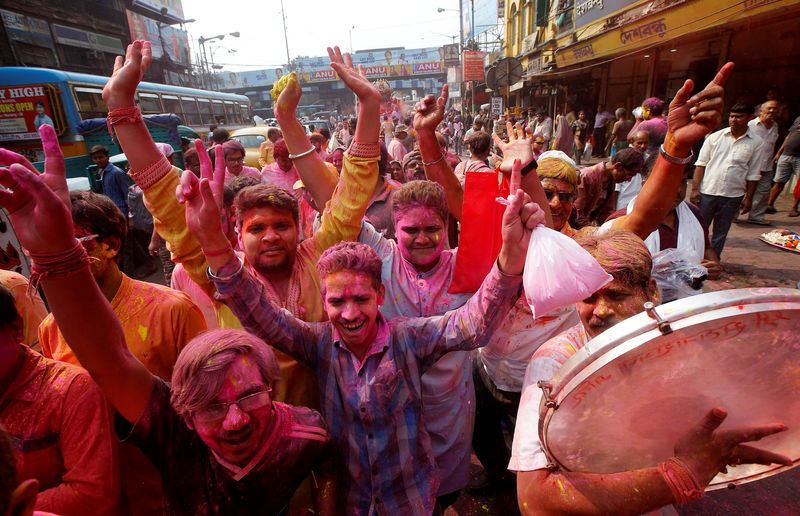 © Reuters. في مهرجان الألوان بالهند .. النساء يطاردن الرجال بالعصي