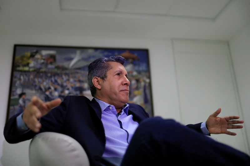 © Reuters. Venezuelan presidential candidate Henri Falcon gestures as he speaks during an interview with Reuters in Caracas