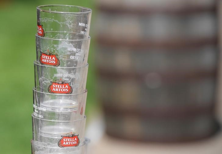 © Reuters. Стаканы с логотипом пива Stella Artois на скачках в Аскоте