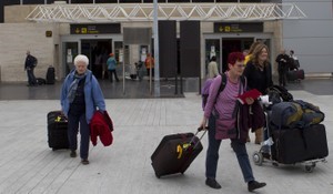 © Reuters. España recibe en enero 4,1 millones de turistas, un aumento del 5,1 por ciento