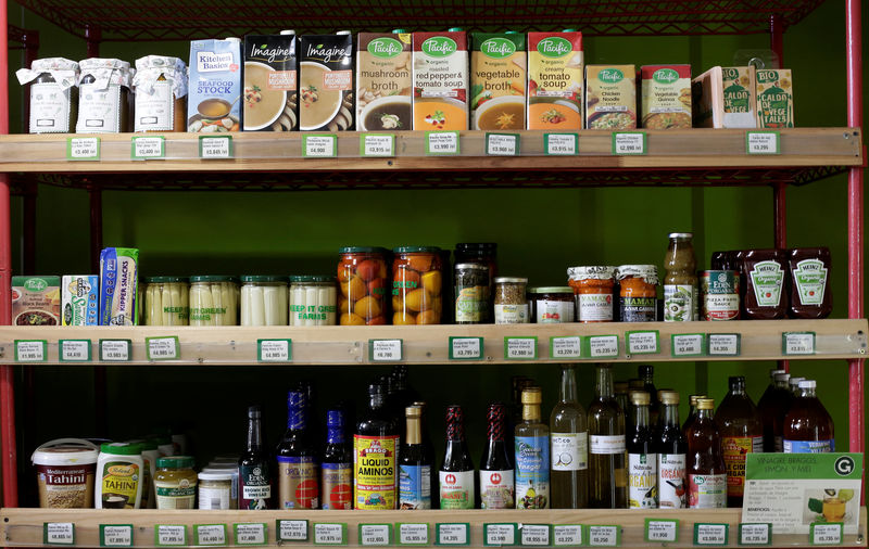 © Reuters. Organic products are display at the Green Center supermarket in Ciudad Colon