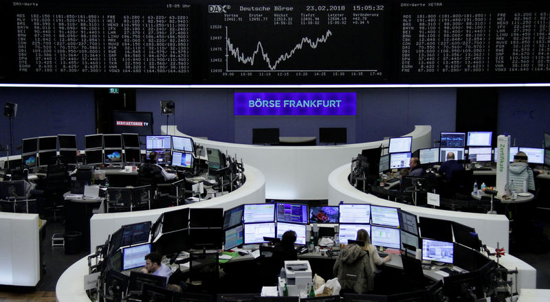 © Reuters. Las bolsas europeas abren a la baja con una fría acogida a los resultados de Carrefour y WPP