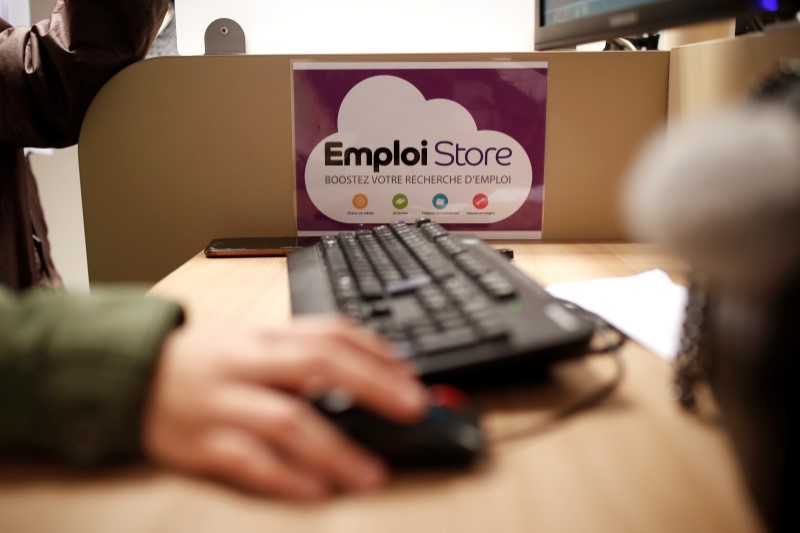 © Reuters. FILE PHOTO: Job seekers visit a National Agency for Employment (Pole Emploi) office in Aubervilliers