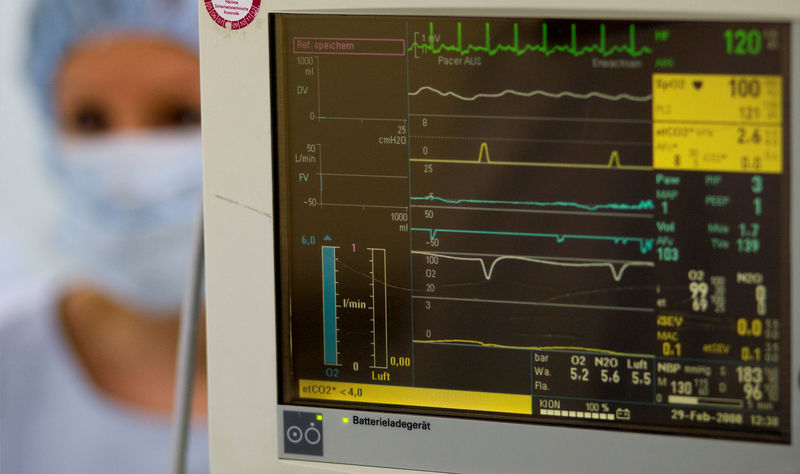 © Reuters. FILE PHOTO:A surgery nurse is seen beside the heart beat monitor in the operating theatre of the Unfallkrankenhaus Berlin hospital