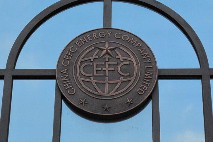 © Reuters. Логотип CEFC у штаб-квартиры компании в Шанхае