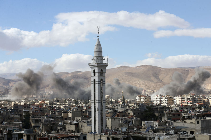 © Reuters. Smoke rises from the besieged Eastern Ghouta in Damascus