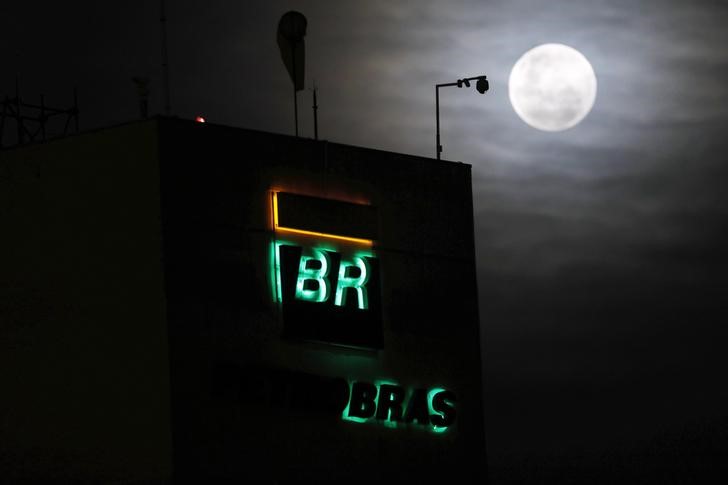 © Reuters. The logo of Petrobras, state-controlled Petroleo Brasileiro SA, is seen at their President Bernardes Refinery in Cubatao