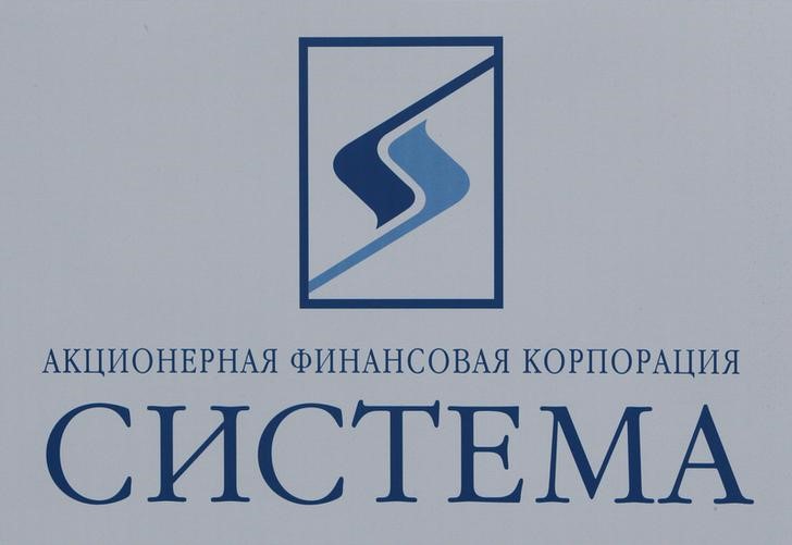© Reuters. Логотип АФК Система на экономическом форуме в Санкт-Петербурге