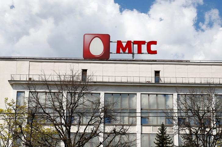 © Reuters. Логотип МТС на здании в Минске