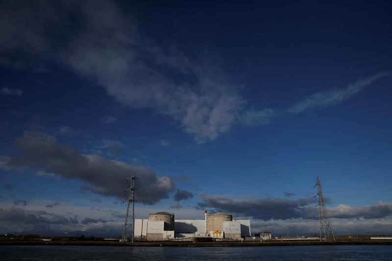 © Reuters. FRANCE: FESSENHEIM SERA DÉMANTELÉE DANS 20 ANS AU PLUS TARD