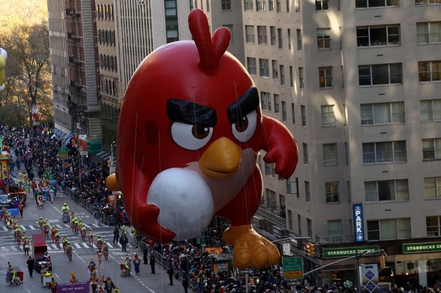 © Reuters. FILE PHOTO:The Angry Birds Red balloon is held during the 91st Macy's Thanksgiving Day Parade in New York