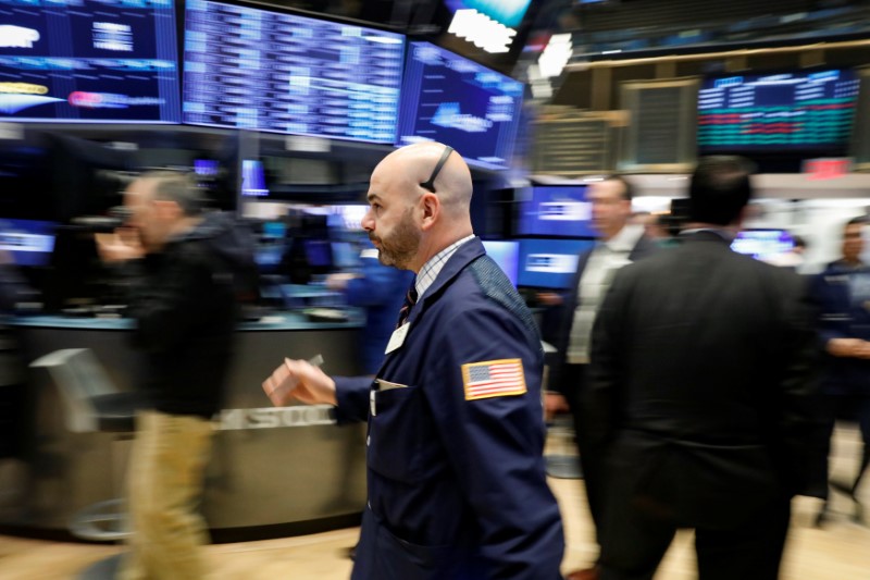 © Reuters. Traders work on the floor of the NYSE in New York