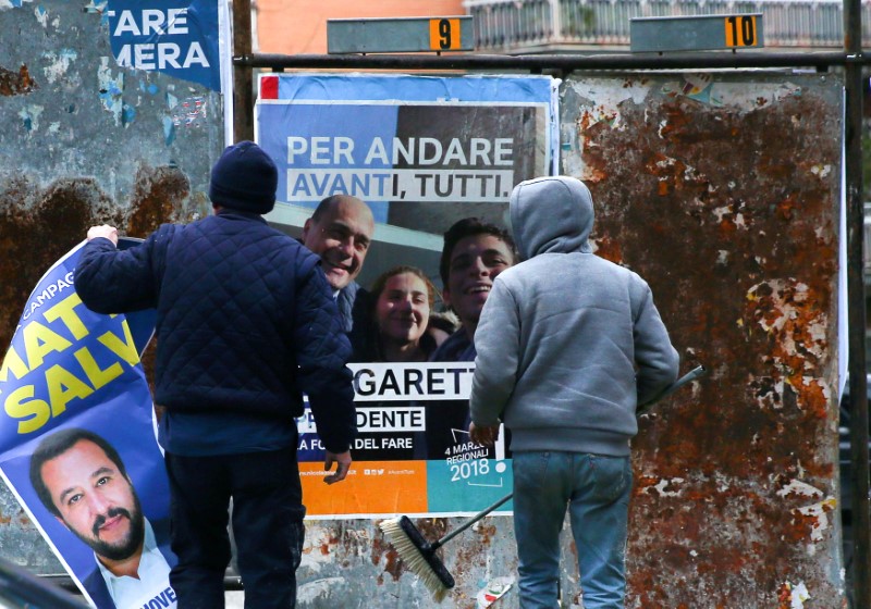 © Reuters. فيسبوك وتويتر يحلان محل الملصقات والتجمعات في الانتخابات الإيطالية