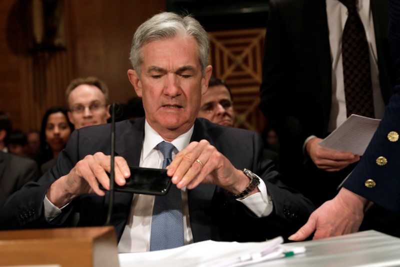 © Reuters. Federal Reserve Board Chairman Jerome Powell takes a seat before a Senate Banking Housing and Urban Affairs Committee hearing