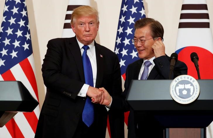 © Reuters. رئيس كوريا الجنوبية يبلغ ترامب بخططه إرسال مبعوث لكوريا الشمالية
