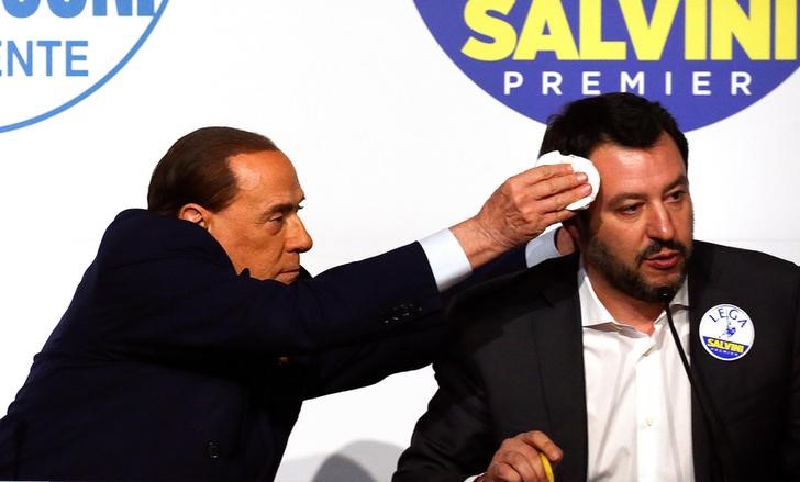 © Reuters. Berlusconi seca testa do líder da Liga Norte Matteo Salvini em Roma