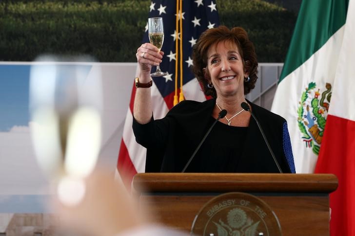 © Reuters. Embaixadora dos EUA no México, Roberta Jacobson, faz brinde durante cerimônia na Cidade do México