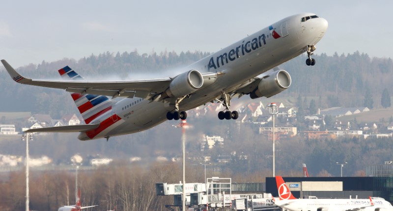 © Reuters. FILE PHOTO: American Airlines Boeing 767-300 aircraft takes off from Zurich Airport