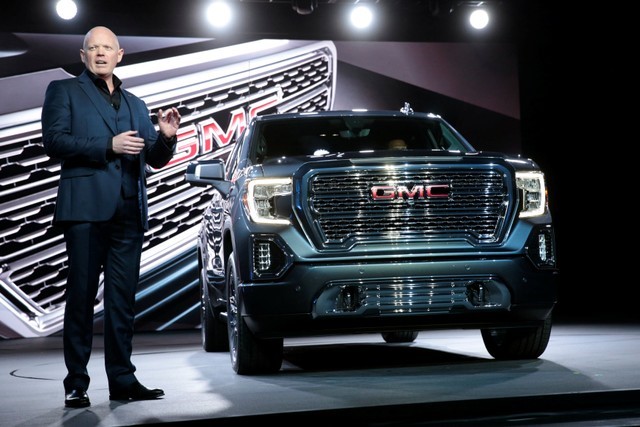 © Reuters. Matt Noon, General Motors Director of Design GMC, talks about the new 2019 GMC Sierra Denali pickup truck at the Russell Industrial Center in Detroit,