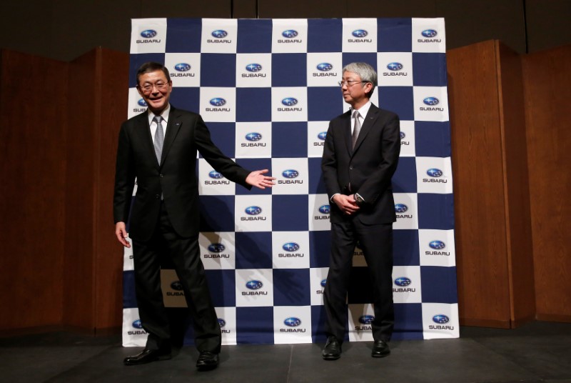 © Reuters. Subaru Corp. outgoing President and CEO Yasuyuki Yoshinaga and next President Tomomi Nakamura attend a news conference in Tokyo