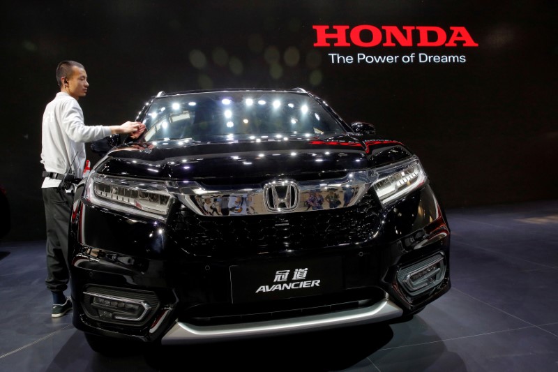 © Reuters. FILE PHOTO: A member of staff cleans Honda Avancier SUV after it was presented during Auto China 2016 auto show in Beijing